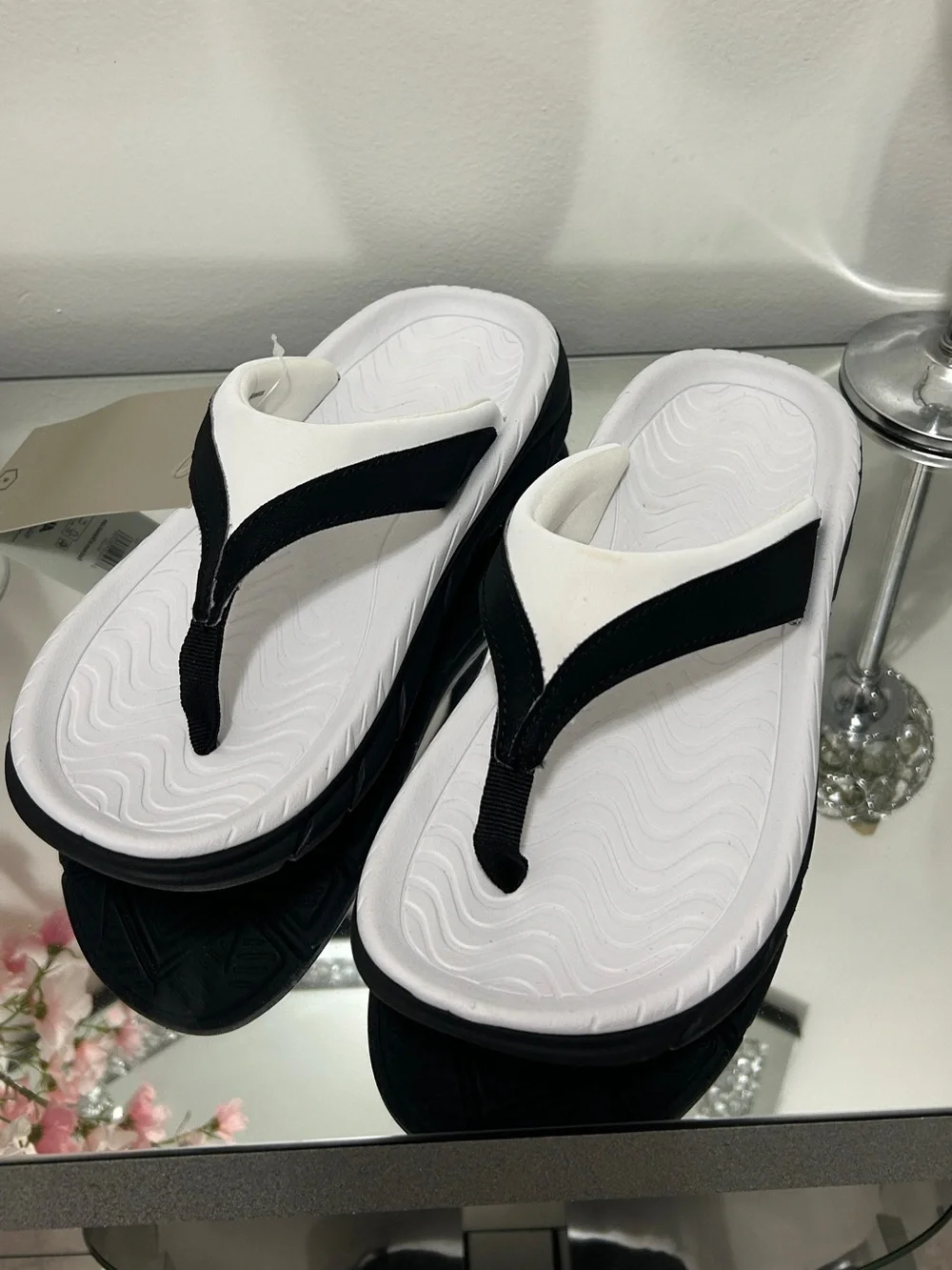 Avia Women’s Size 8 Black White Comfort Thong Flip Flop Sport Sandals NWT